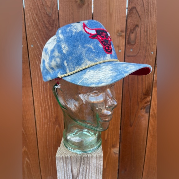 Chicago Bulls Mitchell & Ness SnapBack Hat - Picture 3 of 3